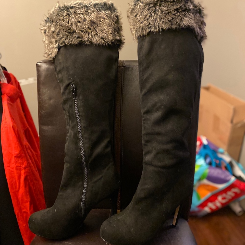 Beautiful EUC BLACK Suede Size 9 booths w fur